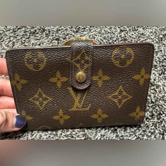 Louis Vuitton Handbags - Louis Vuitton kiss lock monogram wallet